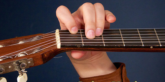 Как держать пальцы на гитаре