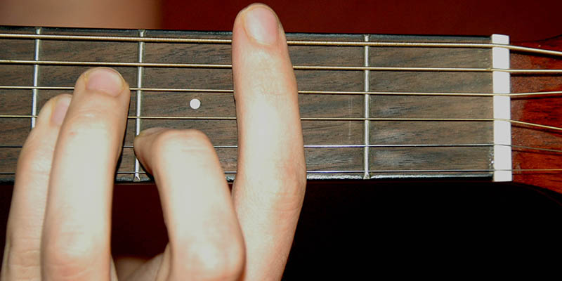 Как держать пальцы при игре на гитаре